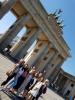 Gruppenfoto des Leistungskurses Sozialkunde vor dem Brandenburger Tor