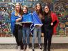 Die vier Mädels mit Frankreich- und Europaflagge