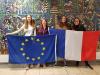 Die vier Mädels mit Frankreich- und Europaflagge