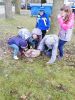 6 Sch&uuml;lerinnen und Sch&uuml;ler rollen gro&szlig;en Stein f&uuml;r Eidechsenburg