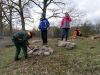 2 M&auml;nner und 2 Sch&uuml;ler beim Bau der Eidechsenburg