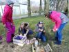 2 Sch&uuml;lerinnen und 2 Sch&uuml;ler beim Zuschneiden von St&ouml;ckern f&uuml;r das Insektenhotel