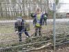 2 Sch&uuml;ler beim Bau eines Eidechsenwegs