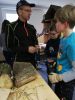 Hausmeister und 2 Sch&uuml;ler beim Bau des Insektenhotels