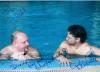 Patrick Bach bekannt aus Silas brachte seinen Sohn zu Schwimmunterricht zu Ralf