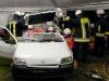 Totalschaden: Feuerwehr und Rotes Kreuz zeigten anhand einer Übung im Zelt, wie eine verletzte Perso