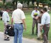 Vom Bürgermeister bekommt jeder Jagdhornbläser eine Jagdhorntasche überreicht