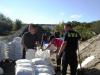 Sandsäcke befüllen bei der Landhandels- und Dienste GmbH in Falkenberg