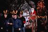 Der Weihnachtsmann kam mit  Engel auf bunt geschmückten Leiterwagen, gezogen von 4 Rentieren