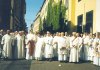 Nach einer Festmesse vor der Andreaskirche, Dominikaner und Mitwirkende versammeln auf dem Vorplatz