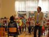 Herr Prager, Leiter der Musikschule Gebrüder Graun beglücktwünscht die Viertklässler zu ihren neuen 