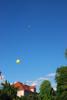 Ballons zeigen die geplante Höhe der Strommasten