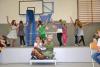 4 tanzende P&auml;rchen, ein P&auml;rchen hockend vor der B&uuml;hne