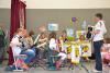 Musiksch&uuml;ler (sitzend) und Lehrerin (stehend) mit Akkordeon