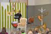 Mann steht mit selbstgebauter/ &uuml;bergro&szlig;er Polarroidkamera vor &uuml;bergro&szlig;er Fotowand
