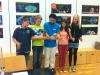 2 sch&uuml;ler, ein Mann und 2 Sch&uuml;lerinnen stehen nebeneinander