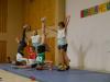 nter dem Programmpunkt „Tanz“ zeigten Mädchen der 5.Klasse Bodenturnen mit akrobatischen Einlagen.