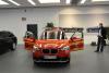 Eine BMW Mitarbeiterin erkl&auml;rt die Fahrzeugfunktionen