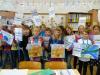 Gruppenfoto: Kinder halten Auszeichnungen hoch
