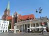 Der schöne Markt von Schwerin mit alter Markthalle und Dom.