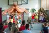 auf der B&uuml;hne: 6 Kinder mit Trompete, 2 Sch&uuml;ler mit tuba