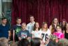 10 Kinder singend