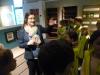 Die Kinder entdecken gemeinsam mit Frau Reimitz Möbel,die auch in der Schule zu sehen sind.