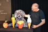 Mann mit Handpuppe (hund)