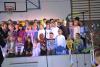 Gruppenfoto Sch&uuml;lerinnen und Sch&uuml;ler auf der B&uuml;hne
