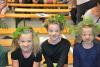 3 M&auml;dchen mit Bl&auml;ttern im Haar und Knollennase
