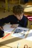 ein Sch&uuml;ler beim Lesen