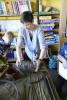 eine Lehrerin und ein Sch&uuml;ler bearbeiten Metallspirale