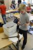 ein Sch&uuml;ler beim Metallbau