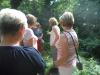 Sabine Priezel mit ihren interessierten Zuhörern im Park von Rogätz