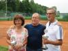 Tennis-AL Janos Ripszam (Mitte)  gratuliert den Vereinsmeistern 2016: Regina Starka und Helmut Seidl
