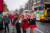 Bild von Galerie: Zug der fröhlichen Leute