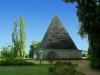 Pyramide im Neuen Garten