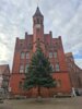 Vorschaubild der Meldung: Weihnachtsbaum vor dem Rathaus aufgestellt – Festliche Stimmung in Perleberg