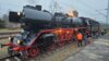Meldung: Dampflok am Genthiner Bahnhof mit Wasser befüllt