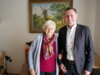 Vorschaubild der Meldung: Bürgermeister Axel Schmidt gratuliert Christa Schöne zum 90. Geburtstag
