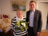 Vorschaubild der Meldung: Mit 90 Jahren noch in Haus und Garten aktiv – Bürgermeister Axel Schmidt gratuliert Helga Franke zum 90. Geburtstag