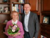 Vorschaubild der Meldung: Mit Leib und Seele Sekretärin – Bürgermeister Axel Schmidt gratuliert Inge Schmidt zum 90. Geburtstag