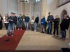 Die Konfirmandinnen und Konfirmanden stellen sich der Gemeinde vor.