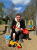 Meldung: Osterüberraschung für die Spielplätze: Michael Großmann spendet Spielzeug für Kinder