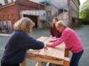 Vorschaubild der Meldung: Kinder und Erwachsene bauen weitere Stadtmöbel