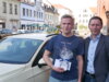 Vorschaubild der Meldung: Bürgermeister Axel Schmidt gratuliert jüngstem Taxi-Unternehmer der Rolandstadt