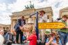 Vorschaubild der Meldung: Perleberg am Brandenburger Tor: Zwölf Roland-Brote für den Frieden