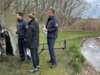 Kürzlich fanden entlang des Senftenberger Sees Kontrollen an beliebten Angelstellen statt. Im Vordergrund der gemeinsamen Kontrolle der Unteren Fischereibehörde OSL in Zusammenarbeit mit dem fischereiausübungsberechtigten Fischer des Sees, ehrenamtlichen Fischereiaufsehern sowie Polizisten der Polizeiinspektion Oberspreewald-Lausitz stand die Präventionsarbeit. (Fotos: Landkreis OSL/Sarah Werner)