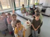 Vorschaubild der Meldung: Mit Freude im Ganztag: Kochen mit Frau Aker!