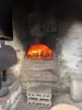 Der Holzbackofen befindet sich in einer ehemaligen Scheune
